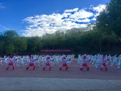 晨练的人们-龙沙公园