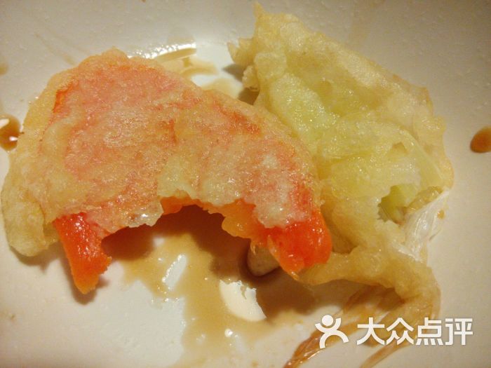 天妇罗拼盘里的红薯片和洋葱