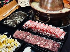 -果松木炭酸菜铜火锅·外婆参鸡汤