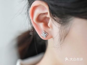 可拆戴钻石耳钉，自带高级感四叶草设计
