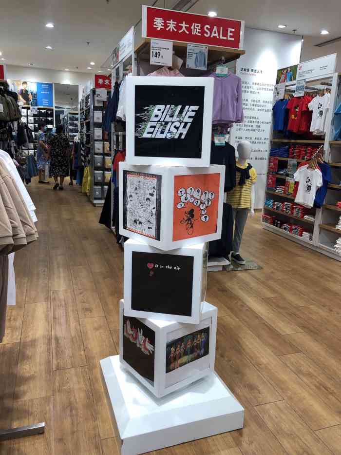 优衣库(沈阳万象城店)-"门店环境:优衣库惯有的陈列模式,商品都.