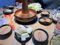 -洞庭洲·防空洞火锅·铜锅涮肉·烧烤(新百广场店)