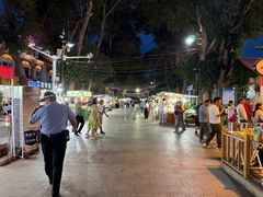 -布尔津河堤夜市