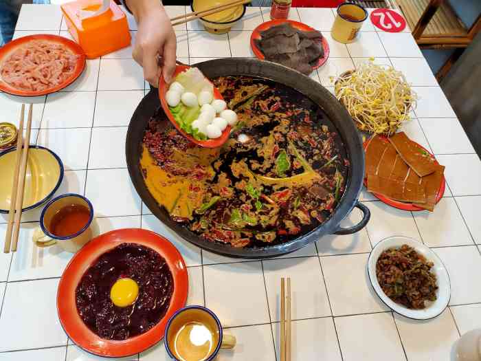 洋瓷碗老火锅-"朋友介绍的这家店,据说咸菜是他们家招牌菜.