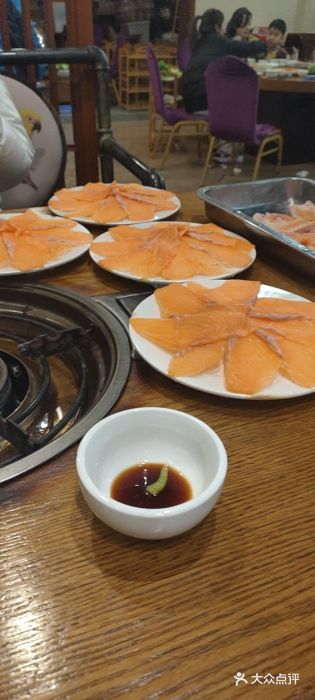 三文彩虹鳟鱼庄图片