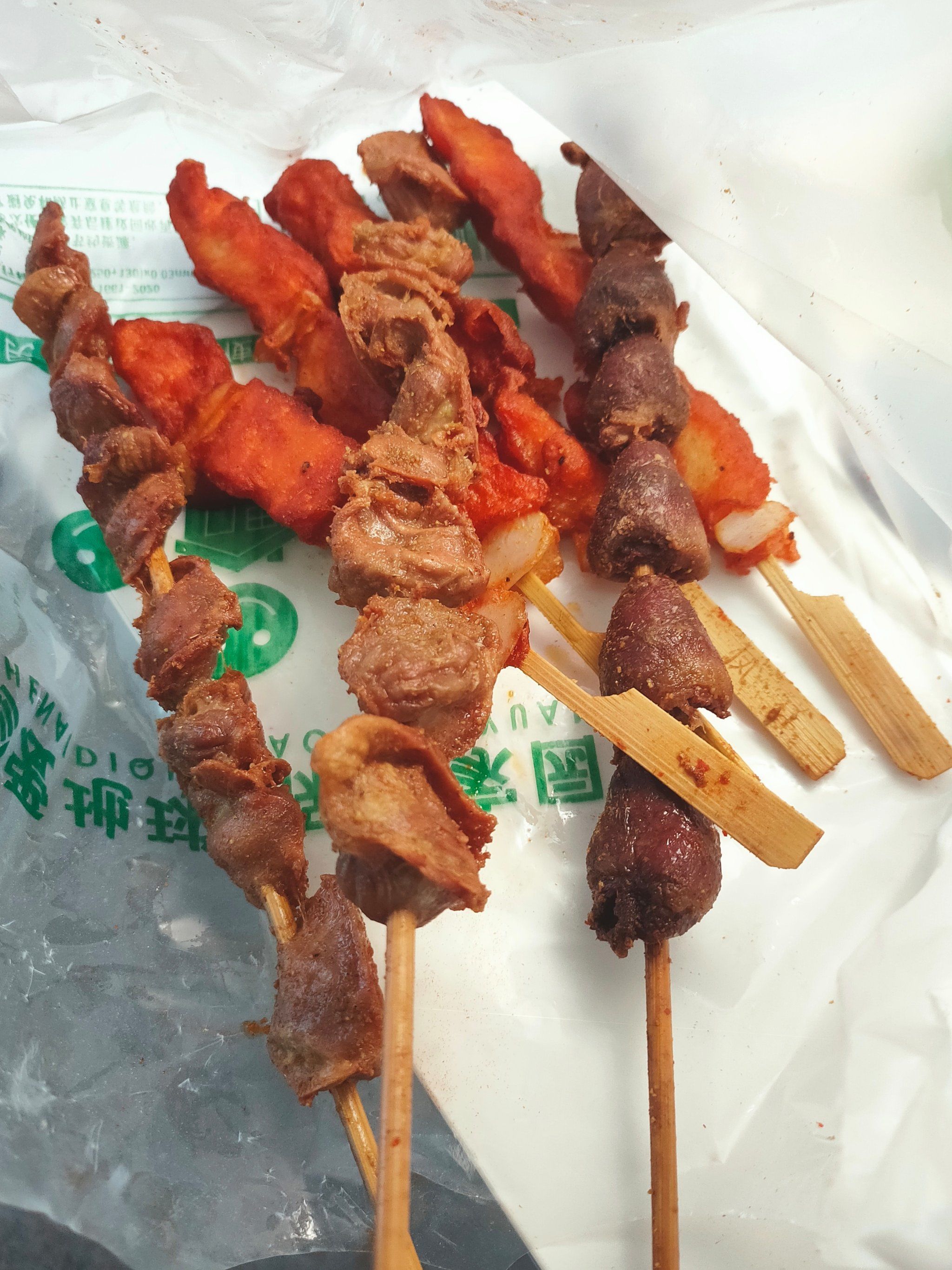 只有周末人多些

炸串大部分是6块,骨肉相连10元4个
[惊叹]鸡肉