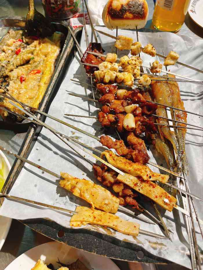 外地的小伙伴来就想济南的小烧烤,所以选了老字号的老金山大店,去了