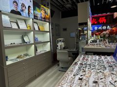 -MiRi眼镜连锁·蔡司·尼康控优点合作店(莘庄店)