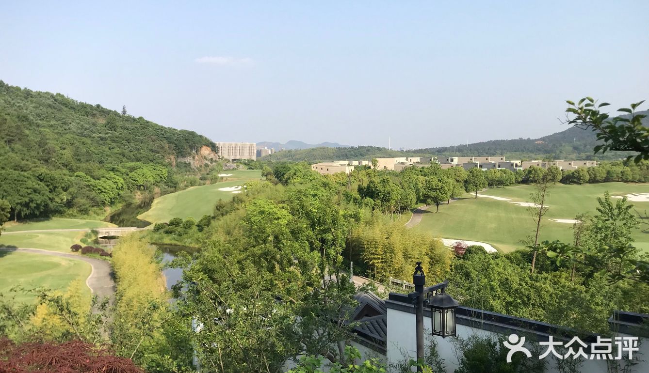 莫干山观云高尔夫庄园，位于中国千年名山
