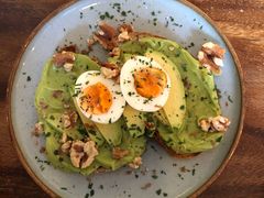 牛油果煮蛋吐司-RAC BAR(安福路店)