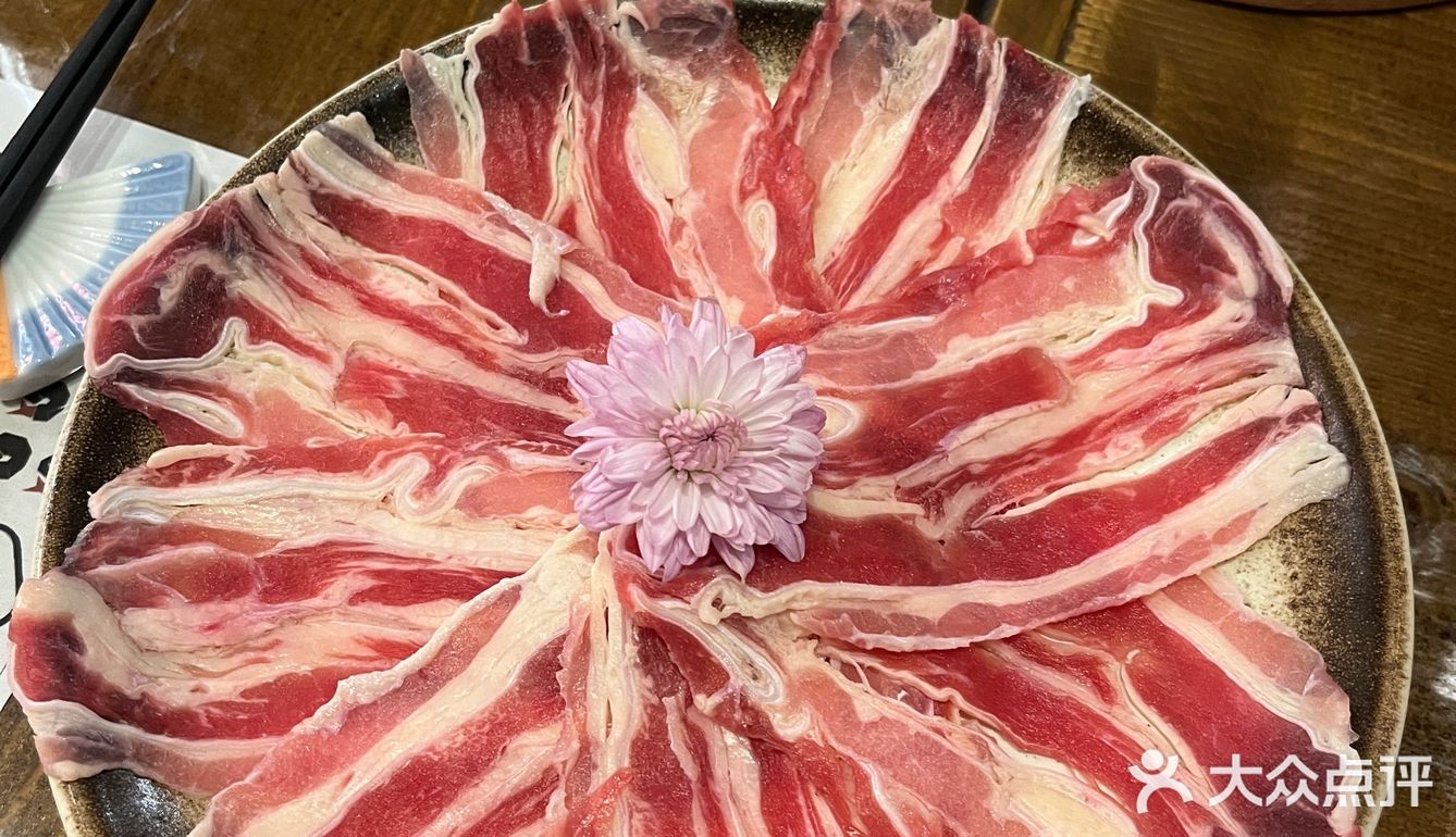 颜值超高，女孩子很难不爱。食材新鲜，螺跟虾都很鲜