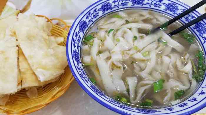 循化拉面-"循化拉面店就在瑞景道观山名筑门店上,无意.