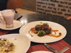 碳烤菲力牛排配土豆泥及红酒汁-WOLFGANG PUCK KITCHEN & BAR(迪士尼小镇店)