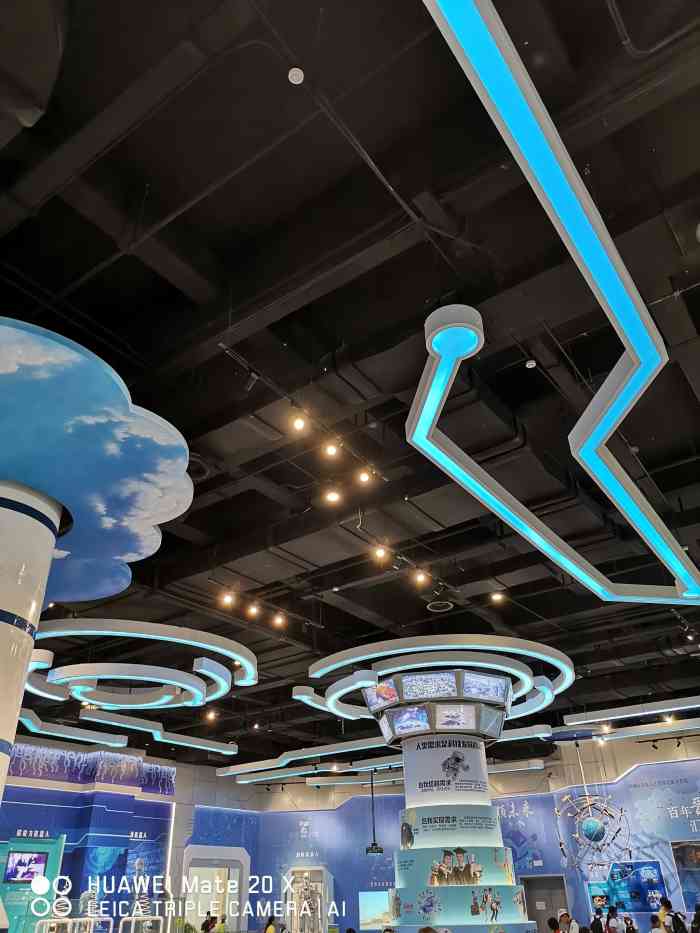 晋中市科技馆-"今天领娃去溜溜.在一层儿童乐园,我站旁.