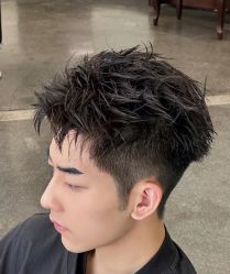-一家只做男发烫染的店