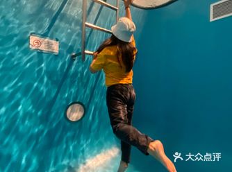 全球爆火作品一游泳池‍♀️单独来几张吧  《游泳池》