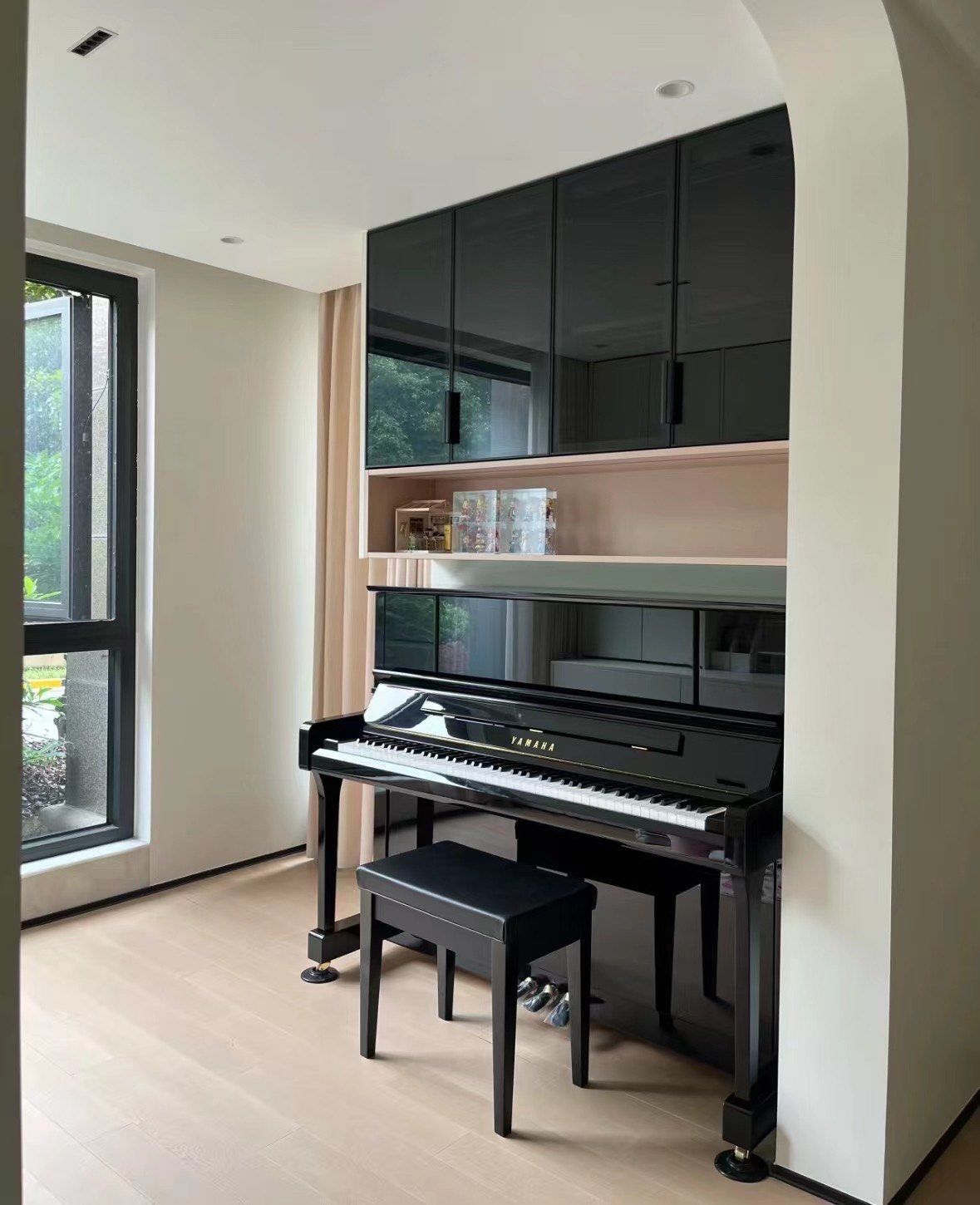 一个很有设计感的钢琴摆放 雅马哈yu2x