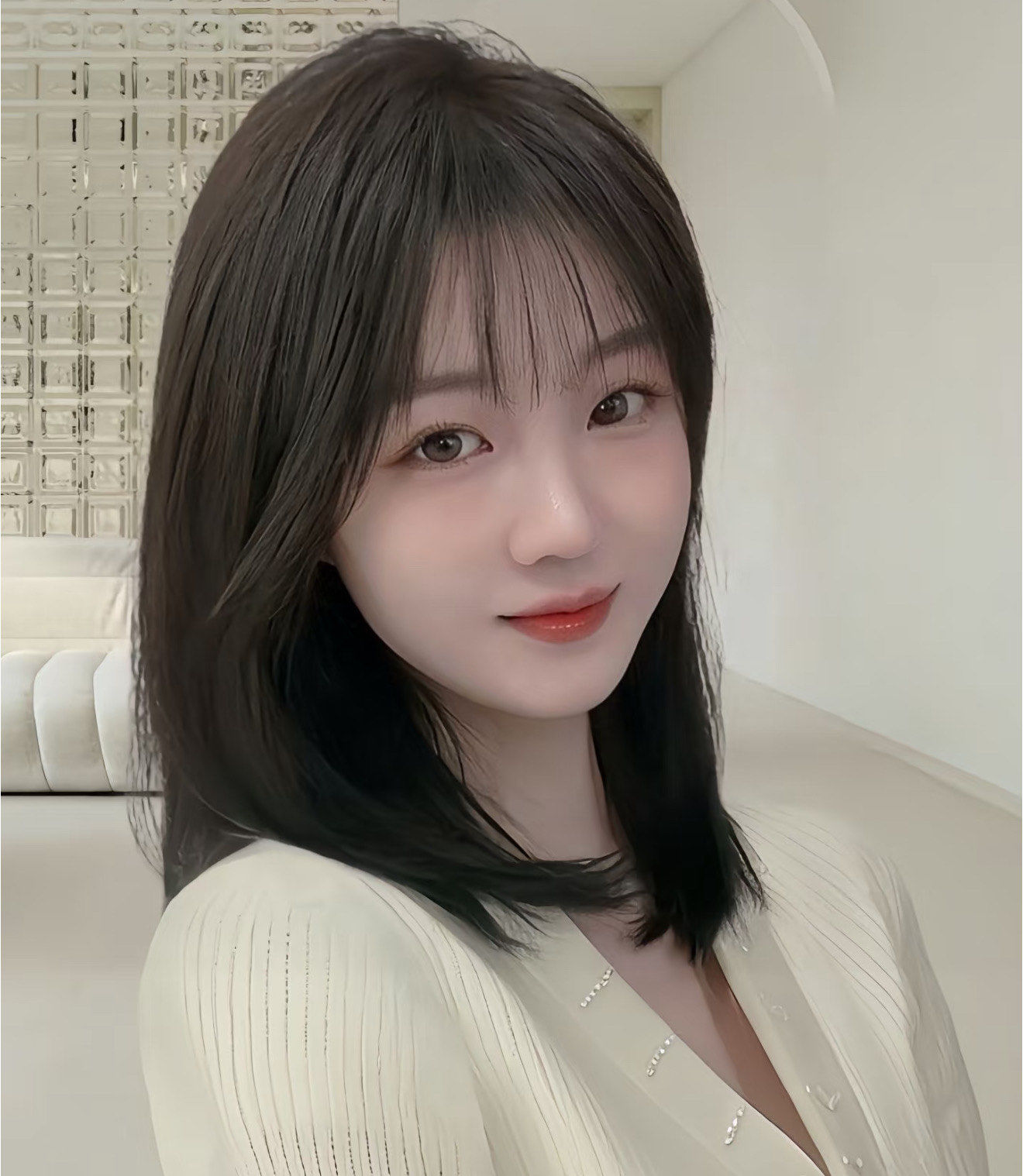 n#层次感锁骨发高层次的碎发,制造出蓬松颅顶,脸颊侧面