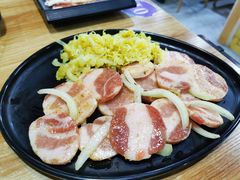 烤精选猪五花配酸菜-小米烤肉·和牛原切-创意韩料(东关店)