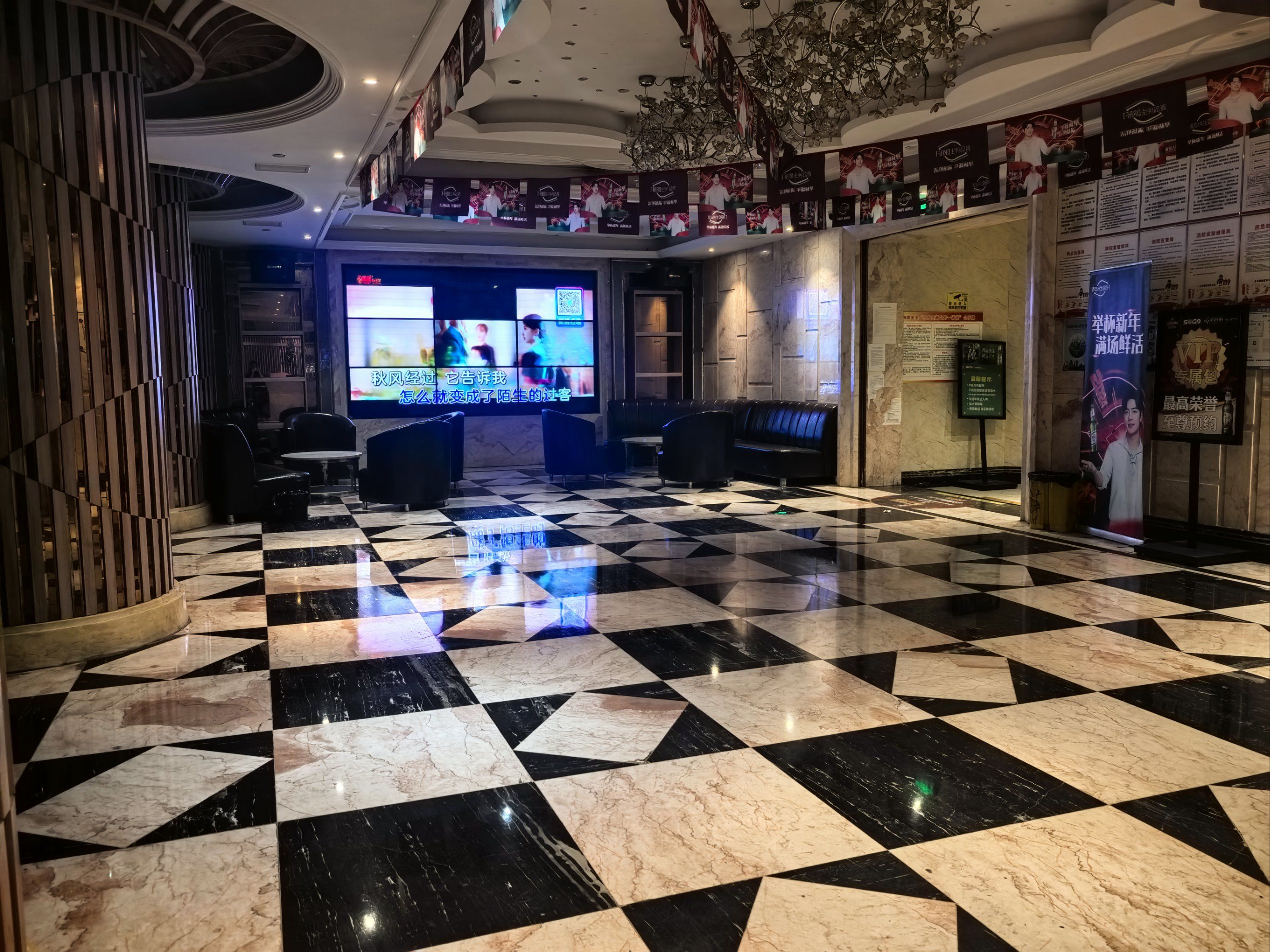 ktv的音质清晰明亮,让人陶醉在音乐的海