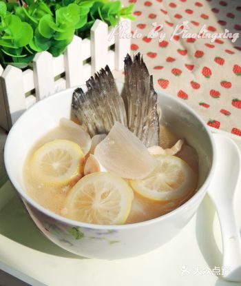 原料：三文鱼 柠檬 洋葱 油 盐 胡椒粉 料酒
