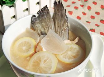 原料：三文鱼 柠檬 洋葱 油 盐 胡椒粉 料酒