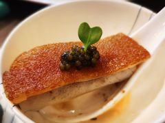 鱼子酱配脆皮烤乳猪-广州文华东方酒店·江-由辉师傅主理