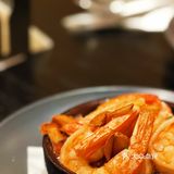 店里只有四张桌子，我们是提前两周定的位子