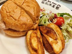 猪扒包配薯皇-旺记冰室(九龙中心大厦店)