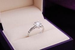 小雪糕正面-威德钻石-克拉钻大本营(南京东路店)