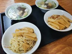 -松树干拌面店