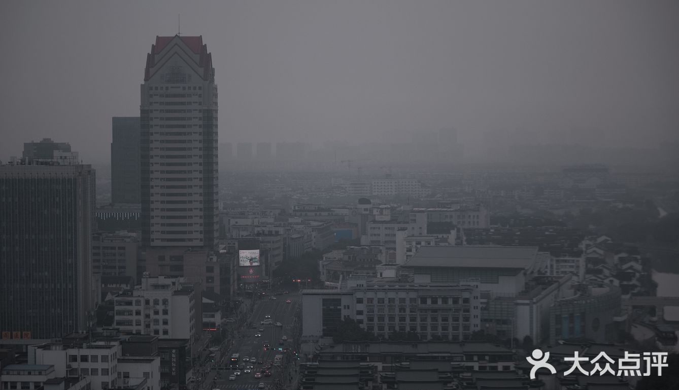 阴雨天的富达大夏[发呆]