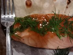 烟熏三文鱼配烤饺子皮和芥末籽酱-BOR Eatery(安福路店)