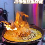 门头的霓虹灯招牌很显眼店内有两层