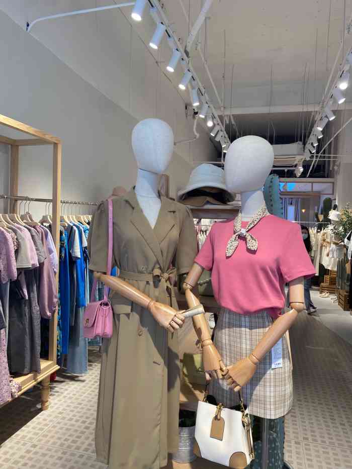 桔尚女装(宝业东城广场店)-"这个品牌的中文名称和英文名称都挺好听的