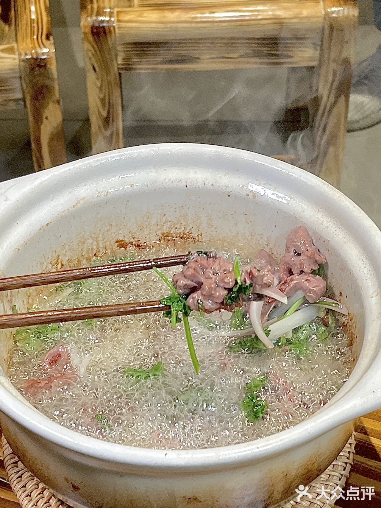 杭州这家店吃饭居然不用桌子，绝了！