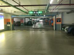 -绿地缤纷城-停车场