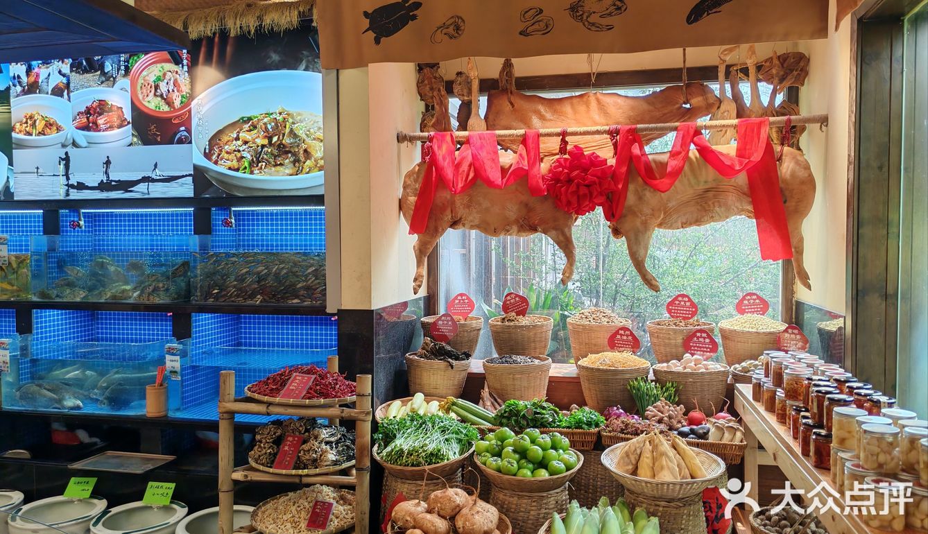 结果被街边的一家小店吸引了#小荷园乡野湖北菜