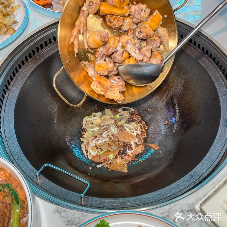 这顿铁锅炖大公鸡🍲放眼杭州也是相当炸裂!