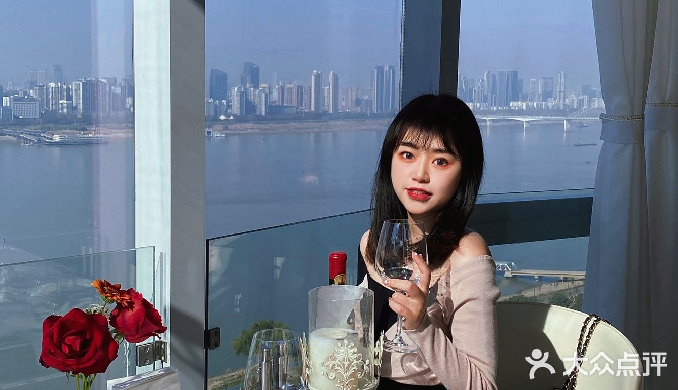 武汉这家江景法式餐厅太适合过生日了吧🍾 