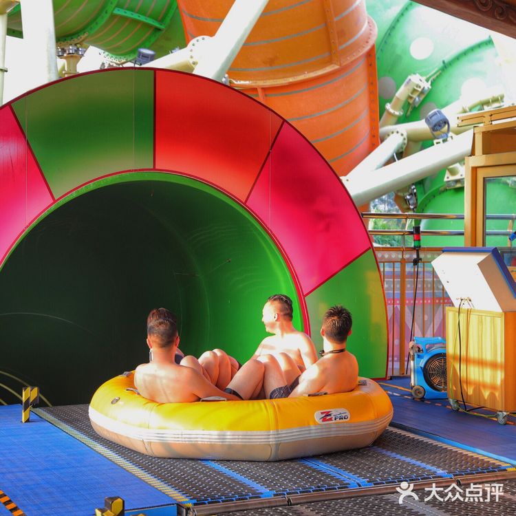 时速40公里的水上滑道，你敢挑战吗？