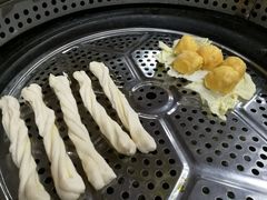 -粘豆包柴火铁锅炖