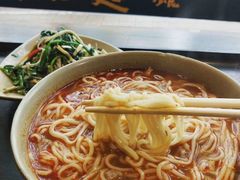 -亮亮面馆(经六路店)