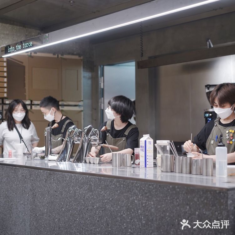三顿半上海开店了，只卖8号和0号。