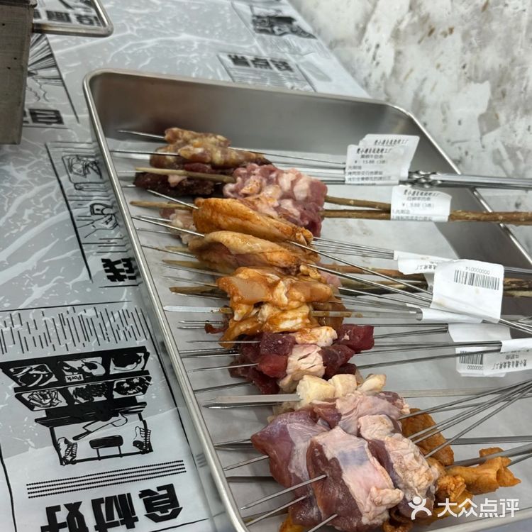 “烟火气中烧烤聚会的乐趣与美味共享”