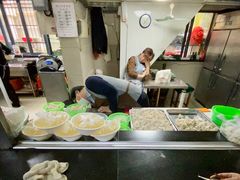 自助取餐区-周震馄饨