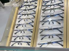 -美式眼镜·授权蔡司.依视路.尼康.豪雅.明月(人民广场店)
