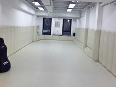 -菠萝格斗巴西柔术训练馆