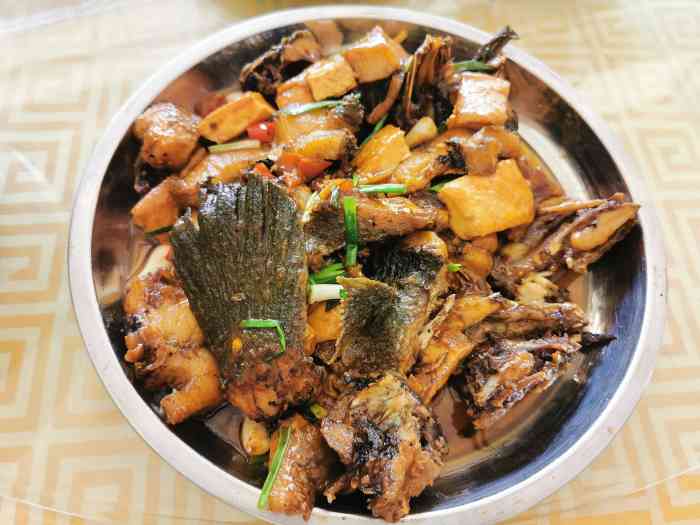 灵马鲶鱼饭店-"位于高德红绿灯对面,2个人点了2菜一汤,.