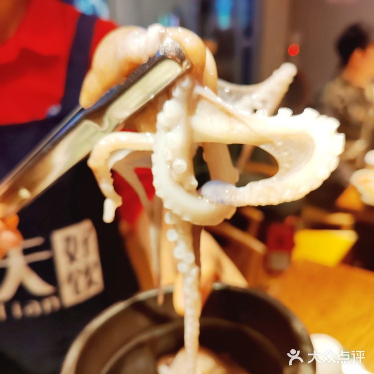 韩国街的魅力，炭烤鳗鱼和活章鱼的绝美之味